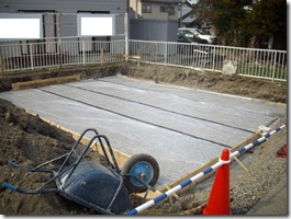 黒いラインは気密テープでございます