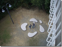 座っているのが生贄？