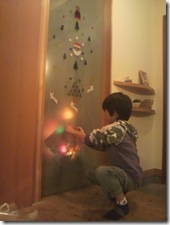 擦りガラスの向こうにもツリーが