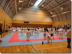 狭い空間に数百人