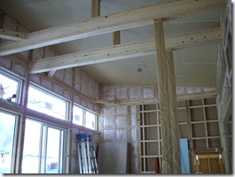 天井を高くし、広く見せる