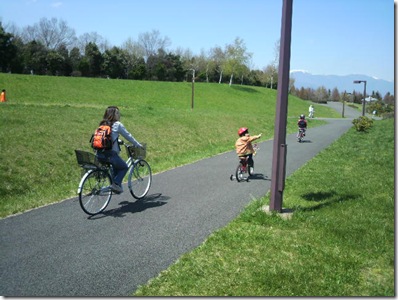 ひとり商店街の買い物客が・・・