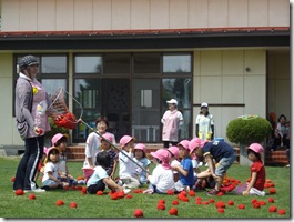 一人だけ座っていないあいつ