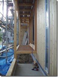 階段２箇所、高低差有り