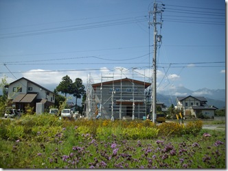 アルプスをバックに