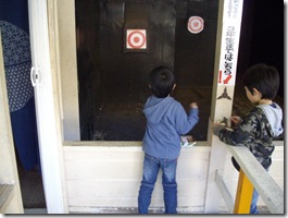 長男、４つ当てて賞品ゲット！