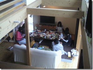 夕方５時、まだ食べて飲んでます