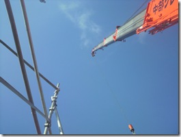 青空とクレーンと足場