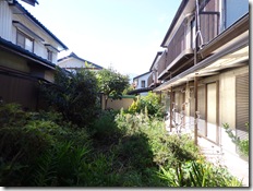 右が解体予定の家屋