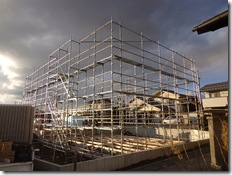 黒雲立ち込める現場