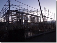 夕暮れに浮かぶ架構