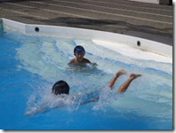 このプール、温泉です