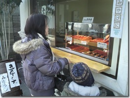 団子を買い占めようとする主婦