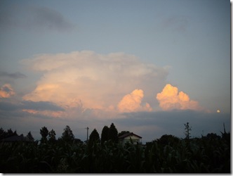 夕焼けと月と入道雲