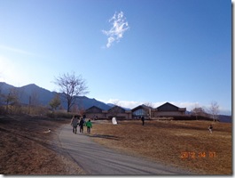 建物と山並みのリンク