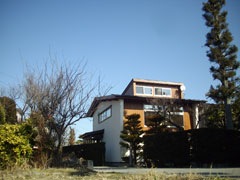 道行く人へ配慮した、高さを抑えた外観