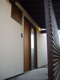 横格子がプライバシーを守ってくれるポーチ