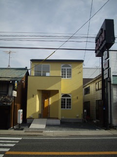  国道から見たファサード 