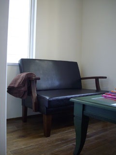 シンプルで落ち着けるウェイティングスペース