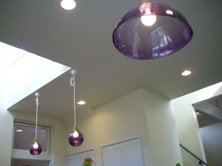 オーナーの友人のガラス職人が作ったペンダントライト