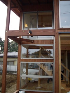 光の柱と名付けた縦横に連続する開口が室内へ陽光をはこぶ