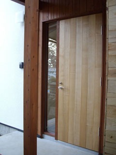 クルミの木でつくった手ざわりの良い玄関ドア