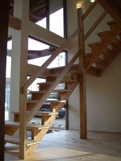 窓からの景色を眺めながら上り下りできる階段