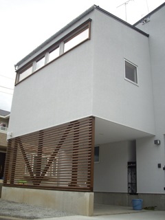 木を効果的に使いファサードのアクセントに