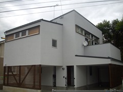 いろいろな形の箱がぶつかり合ったような外観