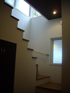 家族が待つ２階へと導く階段 