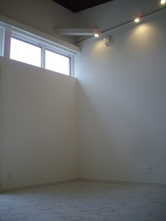 天井の高さを確保したリビング