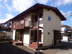 深い軒の屋根と二つのデッキが印象的な外観