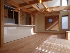 一段上がった小さい和室は多目的に使えます