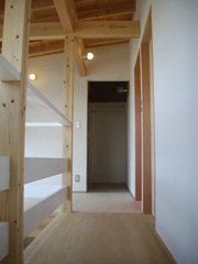 家族の息使いを感じられる２階の空間 