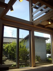 南側には大きな窓を配し外からの恵みをお出迎え