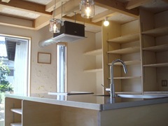 キッチン廻りは全てを隠さず、換気扇やダクト等をデザインのアクセントとして