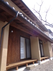 軒の深い縁側は安らぎの場所に