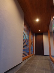 家族をあたたかく迎えてくれるアプローチ