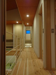 スキップフロアが緩やかに空間をつなぎます