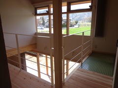 大きな吹抜けは光と風の大事な通り道